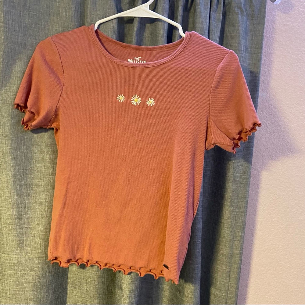 Hollister/Light pink with white and yellow flowers/Baby tee/Must have collection